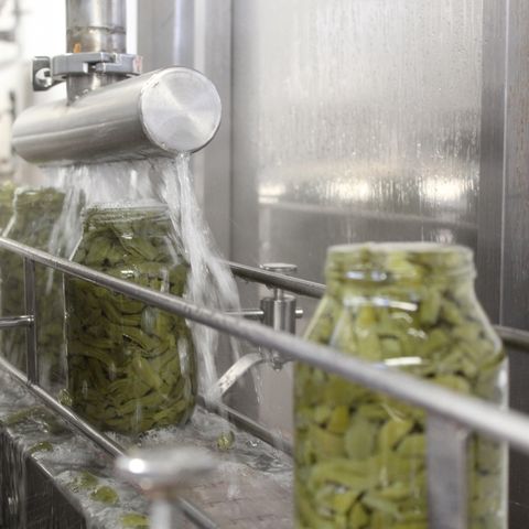 Frascos de pepinillos en salmuera de Josmac en la línea de envase.